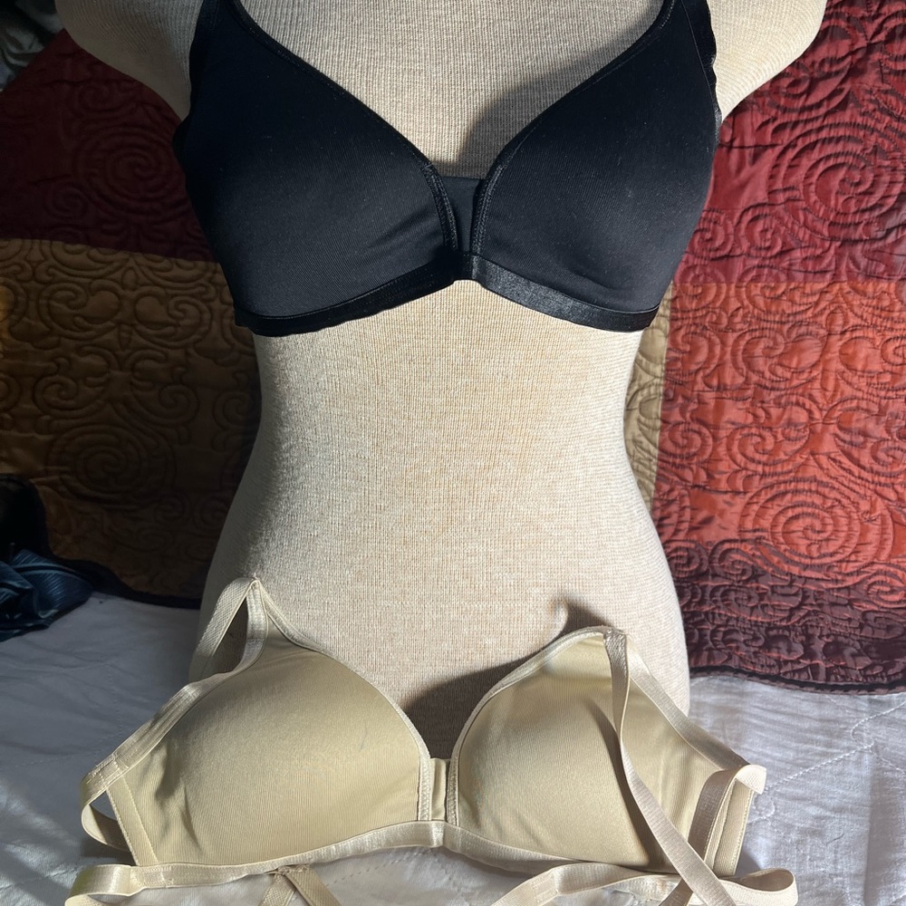 💥3for 13.00💥2 Triumph Bras / Black and BiegeA75